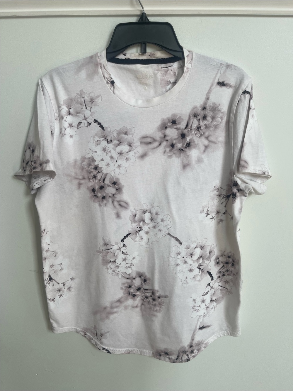 Hollister Men's White Tee with Soft Grey Floral Print